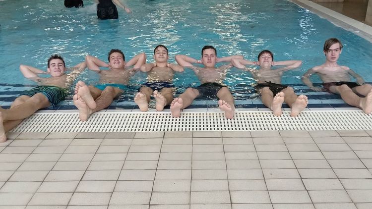 Karácsonyi őrület a Kispesti uszodában