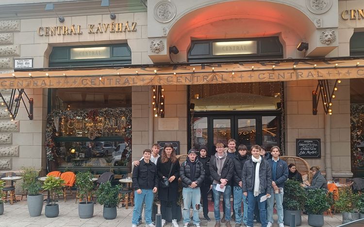 Irodalmi időutazás a Centrál Grand Caféban