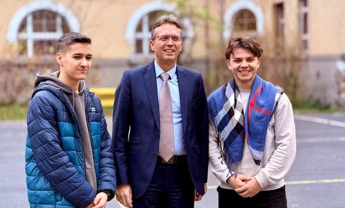 Miniszteri látogatás a Trefortban – tanóra, foci és jó hír